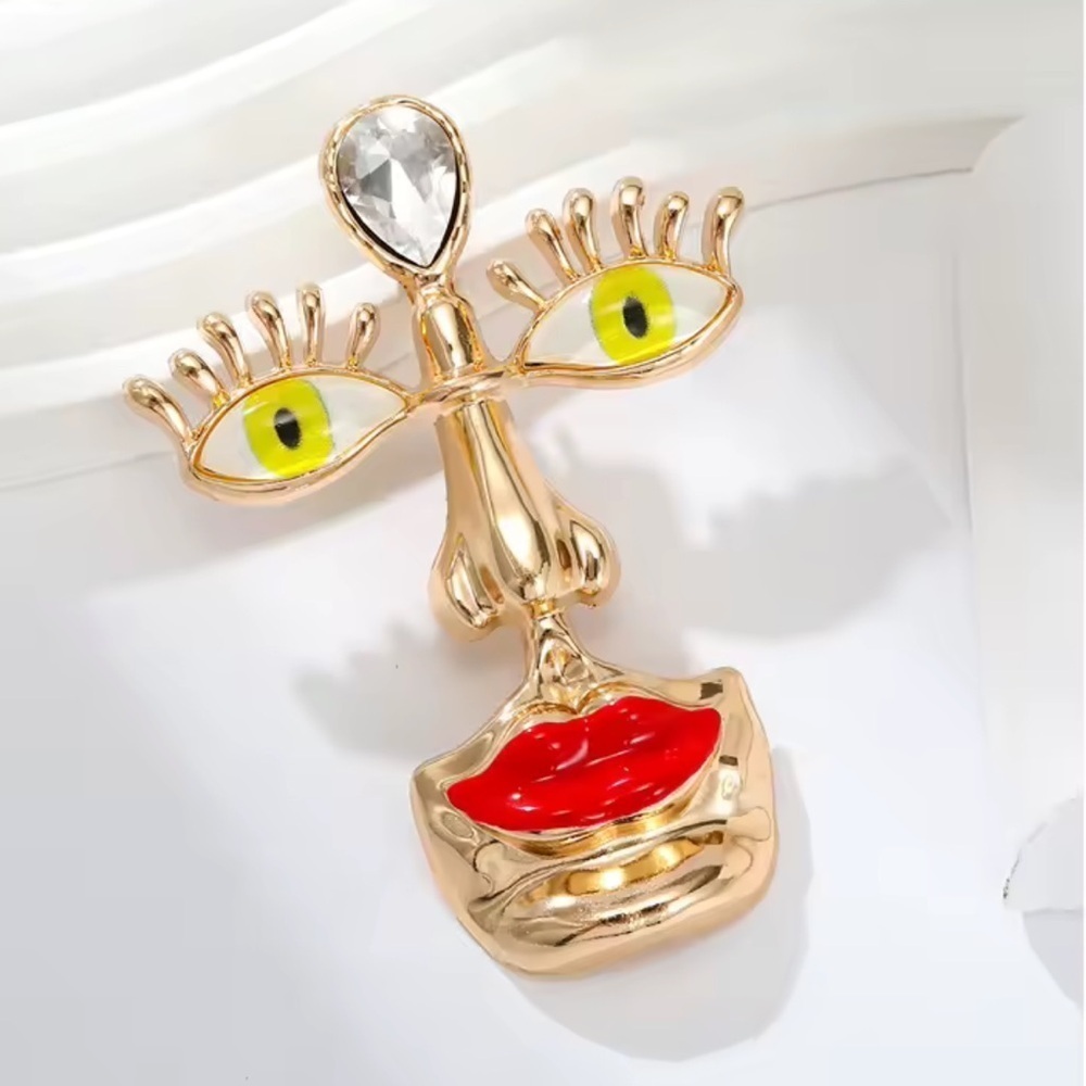 Abstract Face Brooch with Red Lips and Yellow Eyes - Picture 5 of 11